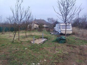 Možnost elektřiny a užitkové vody Pozemek přístupný za dvou 