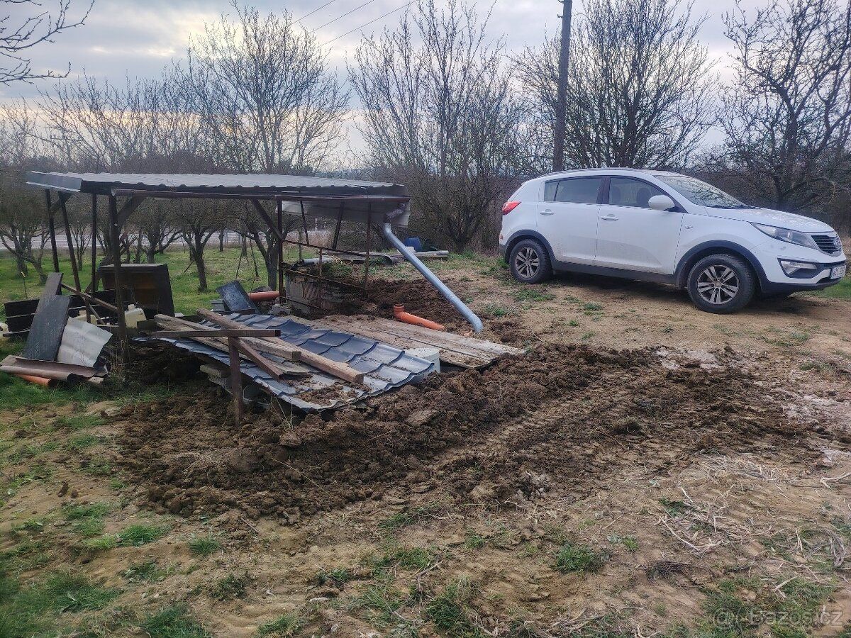 Jedná se o pozemek s vinici u hlavní cesty směrem na Velehra