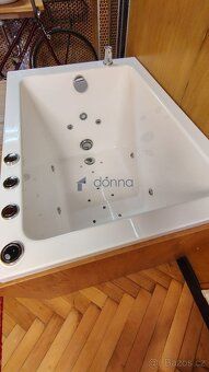 Nabízíme pronájem designového studia 1+1, 32m² s Jacuzzi v c