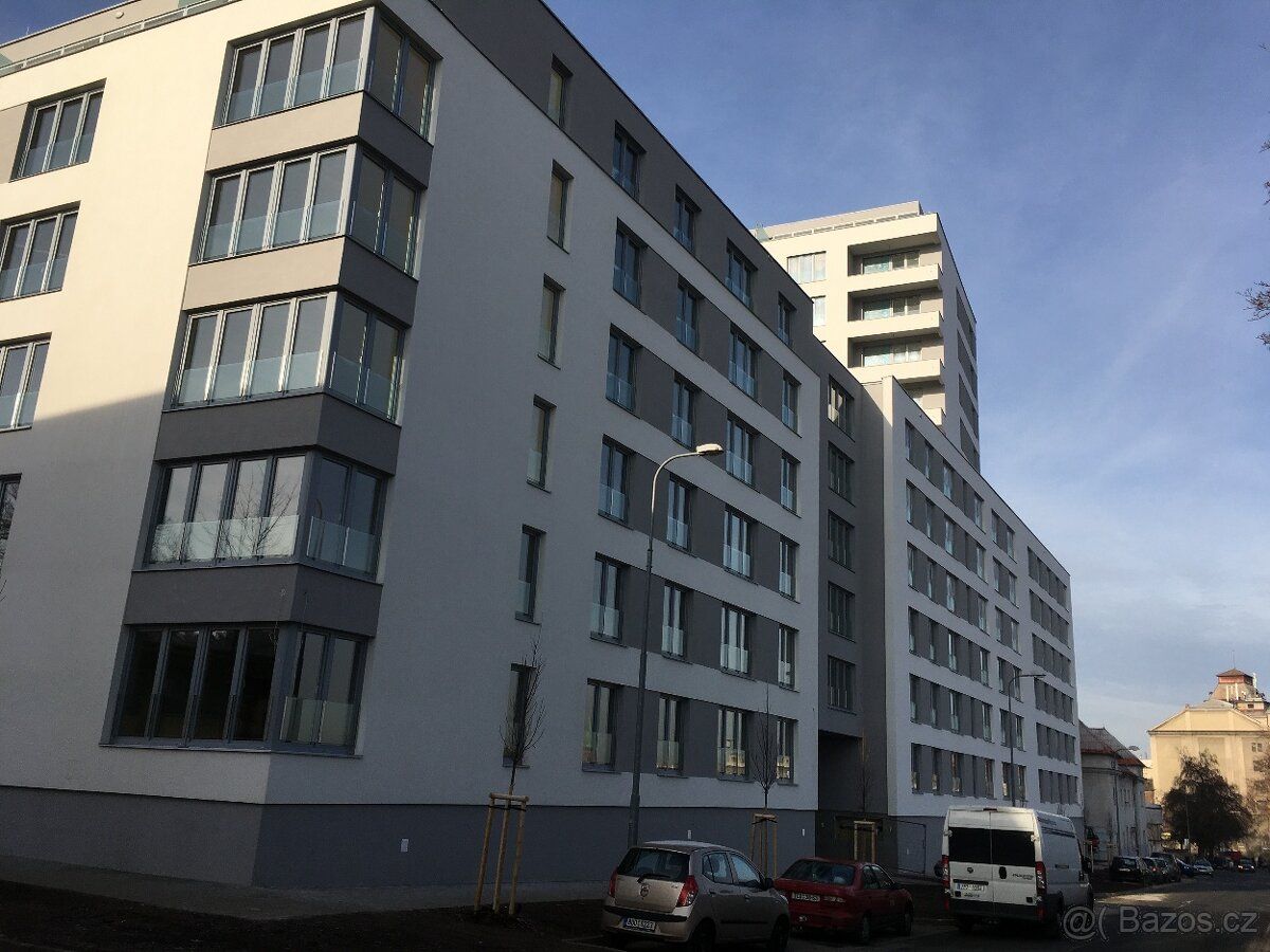 Nabízím k dlouhodobému pronájmu garážové stání v Nemocniční 