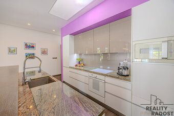 Architektonicky výjimečný bungalov 5+kk se samostatným apart