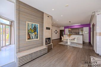 Architektonicky výjimečný bungalov 5+kk se samostatným apart