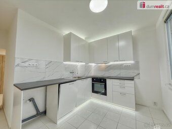 zálohy na teplou, studenou vodu a teplo 2569,- Kč, kauce 20.