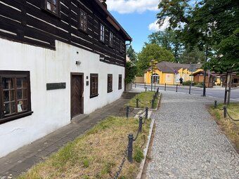 Nabízíme k pronájmu dřevěný stánek na velmi atraktivním a st
