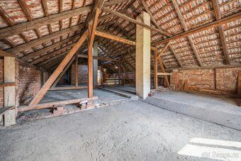 Nabízíme k prodeji prostorný rodinný dům o dispozici 7+1 v k