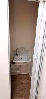 Nabízíme k podnájmu obchodní prostory o rozloze 50 m2 + záze