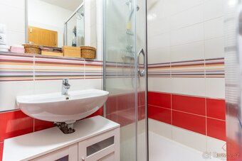 Nabízíme na prodej pěkný slunný byt 2+kk o výměře 59,5 m² v 