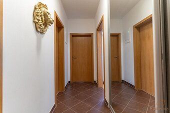 Nabízíme na prodej pěkný slunný byt 2+kk o výměře 59,5 m² v 