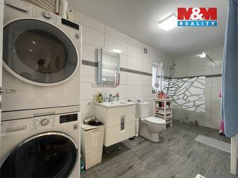 Hledáte klidné bydlení v dosahu města? Tento samostatně stoj