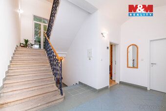 Nabízíme k pronájmu kancelář s komorou o výměře 17,5 m² v ul