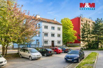 Nabízíme k pronájmu kancelář s komorou o výměře 17,5 m² v ul