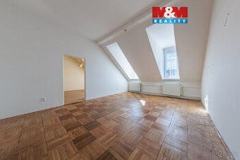 Nabízíme byt 2+1, 66m ve třetím patře bez výtahu v původním 