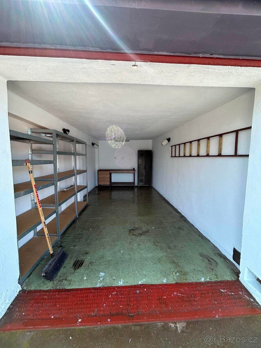 Nabízím k prodeji garáž o výměře 20 m² v klidné a dobře dost