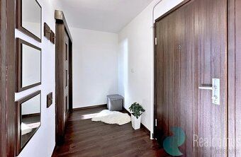 Nabízíme k dlouhodobému pronájmu světlý byt o dispozici 2+1 