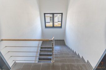 Hledáte klidné a moderní bydlení? Nabízíme vám světlý byt 2+