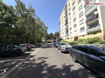 Nájem 8500 Kč + služby 3500 Kč. Kauce 15000 Kč. Provize 1100