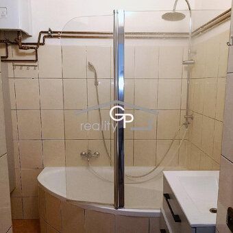 Nabízíme k pronájmu byt 3+1 s obytnou plochou cca 105 m2, na