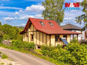 Nabízíme k prodeji rodinný soběstačný dům z přírodních mater