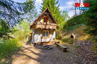 Útulná chata v klidném prostředí obklopeném zelení nabízí id