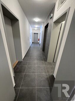 Nabízíme k dlouhodobému pronájmu zcela nový byt 1+kk o podla