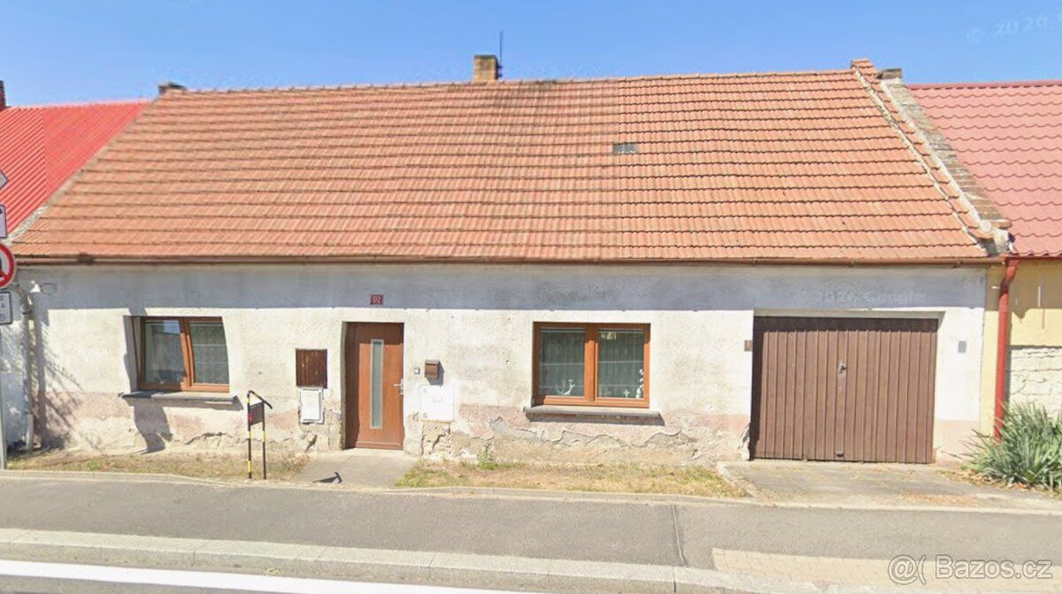 Rodinný dům k rekonstrukci. Dispozice 3+1 (vstupní chodba, d