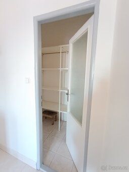 v centru města,o velikosti 60 m2, od 1.8. 2026. Byt je světl
