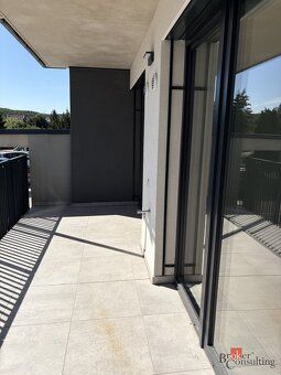 Pronájem bytu 2kk s balkonem a parkovacím stánímNabízím k pr