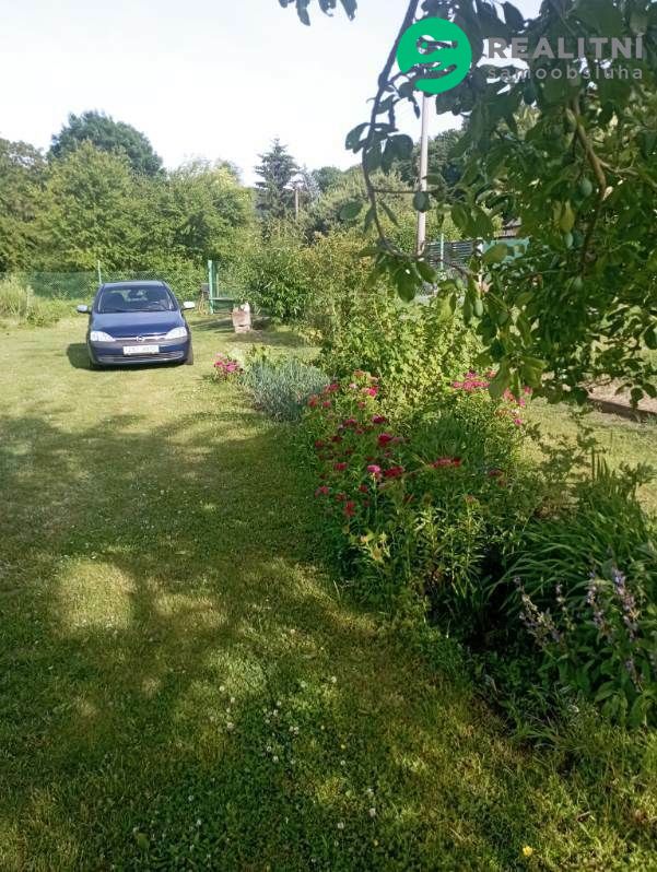 Pozemek o výměře 2 500 m2, oplocený, vjezdová brána z přístu