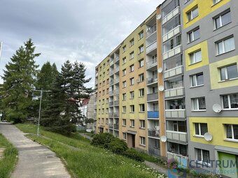 Bytová jednotka se nachází v posledním patře osmipatrového z