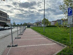 Nabízíme dlouhodobý pronájem parkovacích stání na ulici Brab