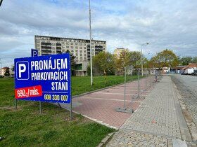 Nabízíme dlouhodobý pronájem parkovacích stání na ulici Brab