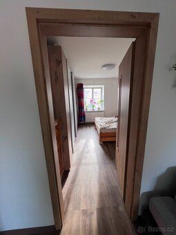 Nájemné: 10 000 Kč/měsíc Zálohy na služby, elektřinu a plyn: