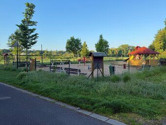 Nabízíme k prodeji pozemek o výměře 200 m² se zděným domem o