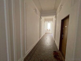 Nabízíme k prodeji prostorný byt o dispozici 2+1 a celkové v