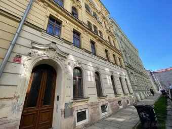 Nabízíme k prodeji prostorný byt o dispozici 2+1 a celkové v