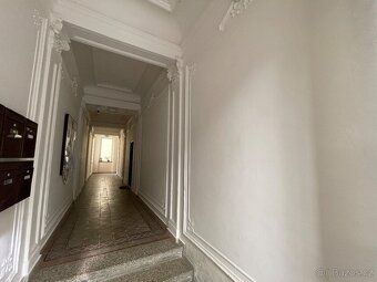 Nabízíme k prodeji prostorný byt o dispozici 2+1 a celkové v