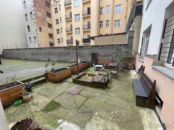 Nabízíme k prodeji prostorný byt o dispozici 2+1 a celkové v