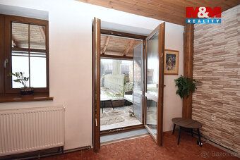 Nabízíme k prodeji prostorný rodinný dům v klidné části obce