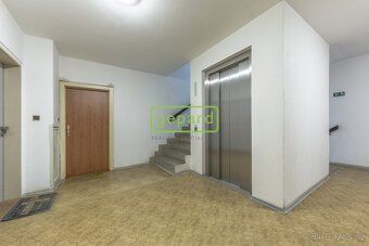 Nabízíme k pronájmu prostorný byt o dispozici 4+1 v atraktiv