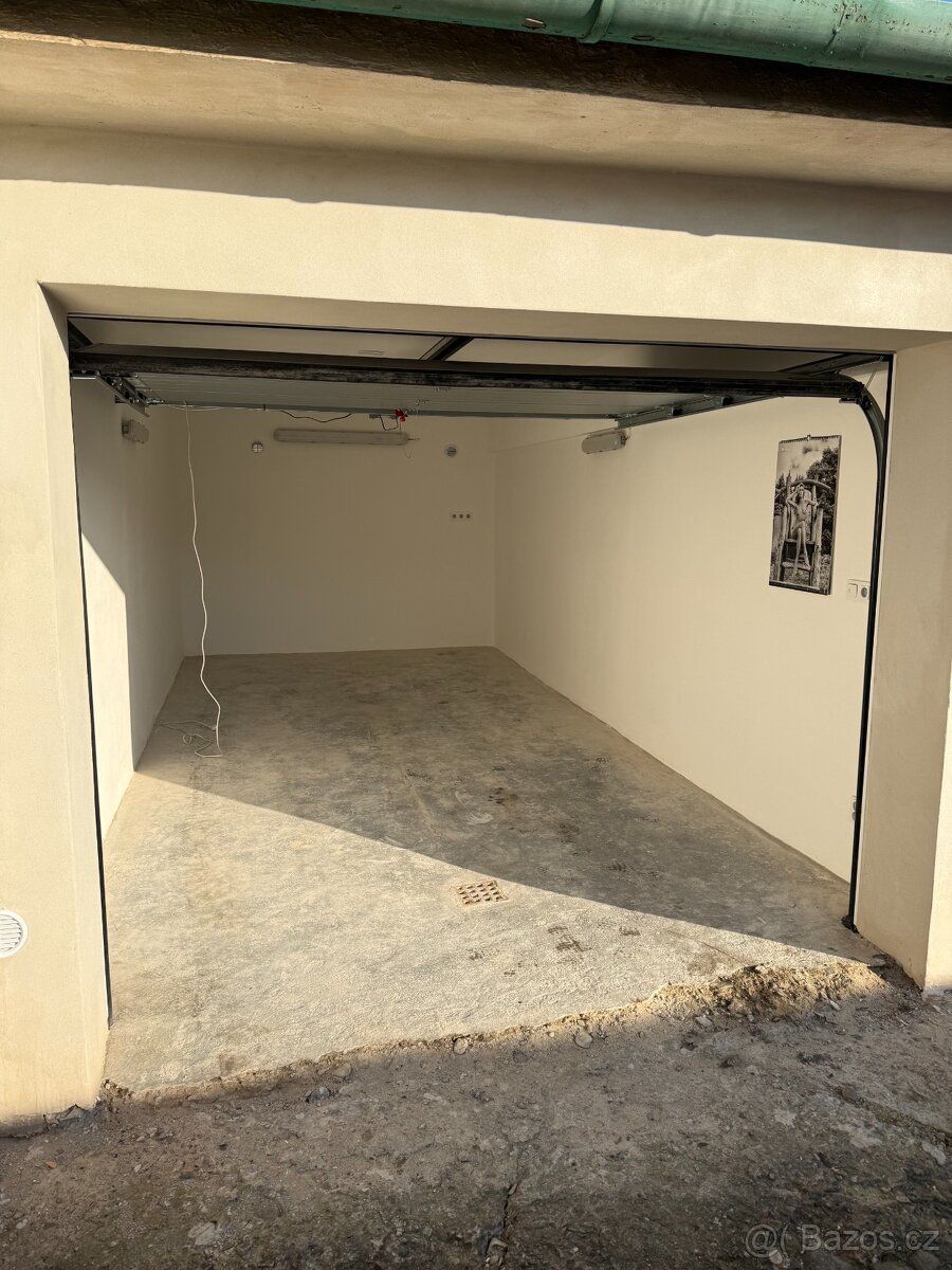 Pronajmu prostornou garáž 6x3m pod schodama u Synagogy (ul. 