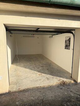 Pronajmu prostornou garáž 6x3m pod schodama u Synagogy (ul. 