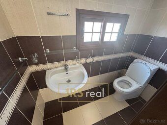 Ev.č. 190054JV Tato dvoupodlažní vila nabízí 205 m² promyšle