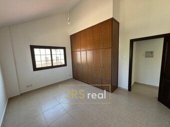 Ev.č. 190054JV Tato dvoupodlažní vila nabízí 205 m² promyšle
