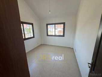 Ev.č. 190054JV Tato dvoupodlažní vila nabízí 205 m² promyšle