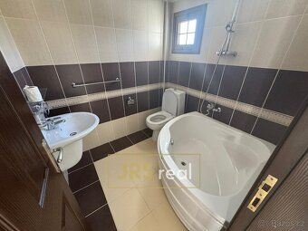 Ev.č. 190054JV Tato dvoupodlažní vila nabízí 205 m² promyšle