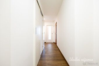 Nabízíme k dlouhodobému podnájmu světlý byt o dispozici 3+kk