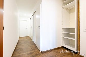Nabízíme k dlouhodobému podnájmu světlý byt o dispozici 3+kk
