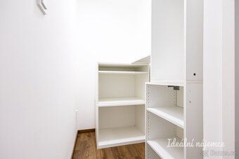 Nabízíme k dlouhodobému podnájmu světlý byt o dispozici 3+kk