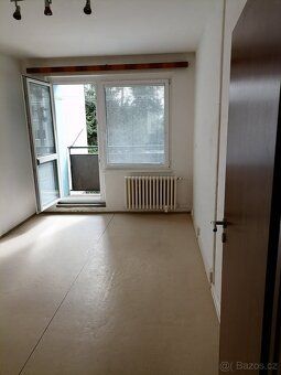 Rozloha bytu je 70 m2,lodžie 3m2, sklep 4m2 + společná kolár
