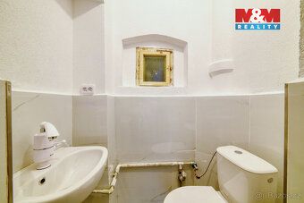 Nabízíme k pronájmu komerční prostor ideální pro obchod a sl